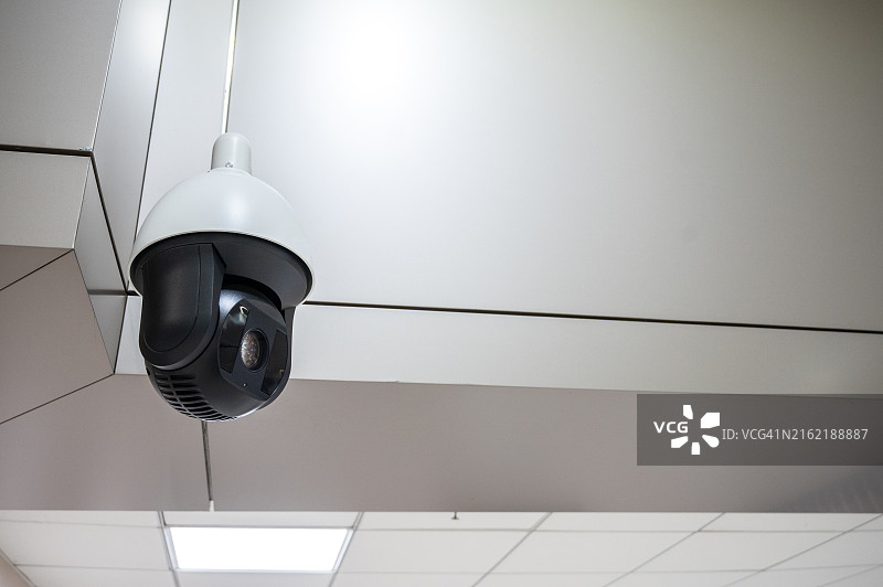 公共场所墙壁上的监控摄像头图片素材