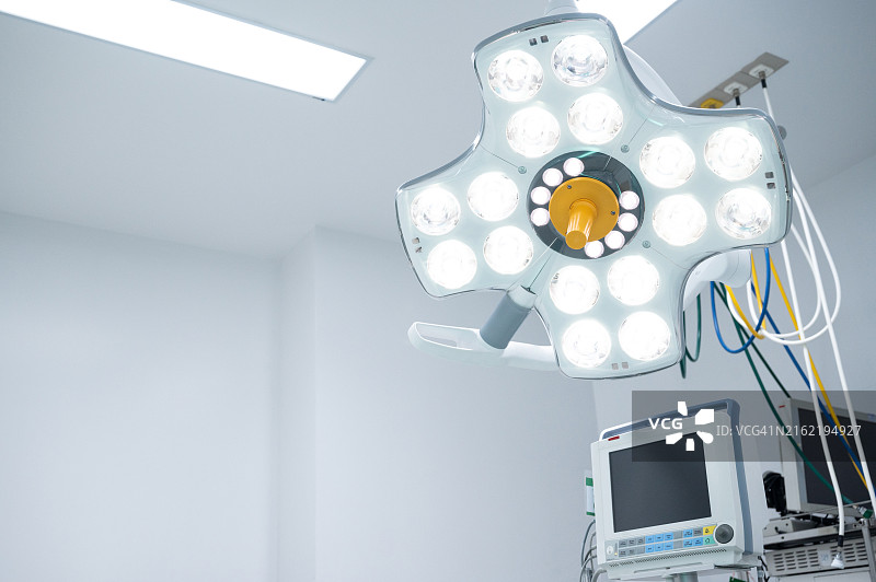 医院手术室内的手术灯图片素材