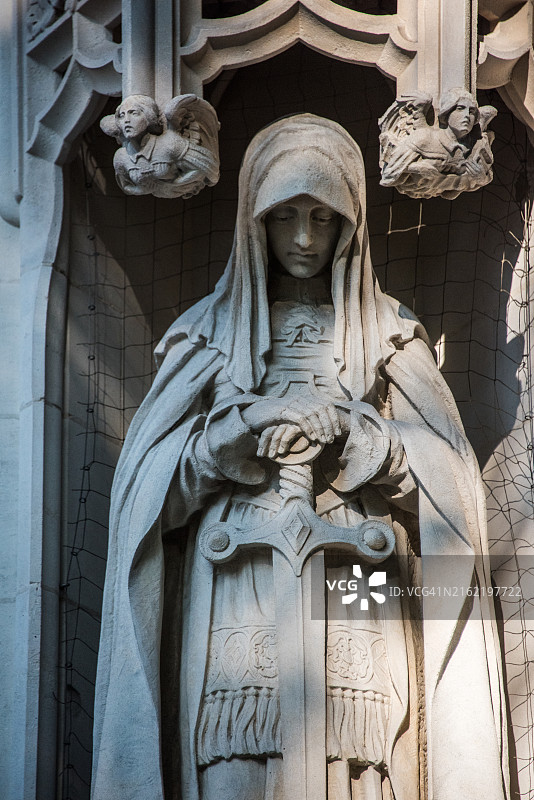 英国最高法院所在地米德尔塞克斯市政厅的雕像图片素材