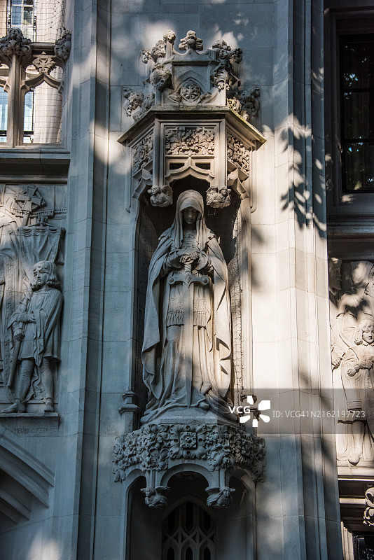 英国最高法院所在地米德尔塞克斯市政厅的雕像图片素材