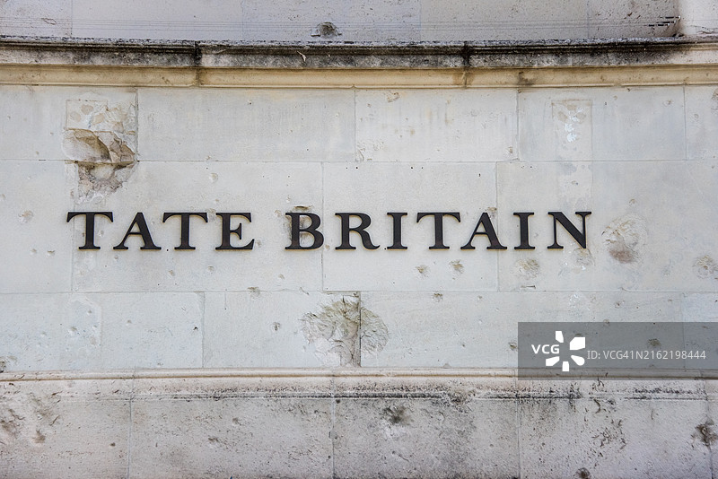 泰特不列颠美术馆标志与炸弹破坏痕迹图片素材