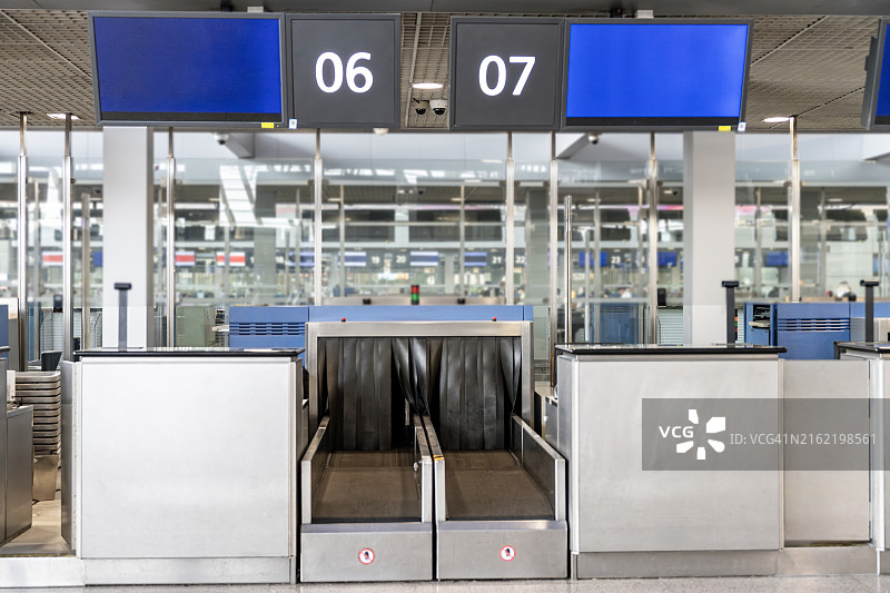 机场办理登机柜台图片素材