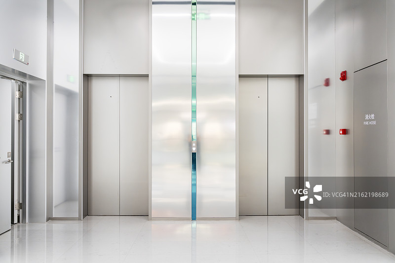现代办公楼内的电梯走廊图片素材