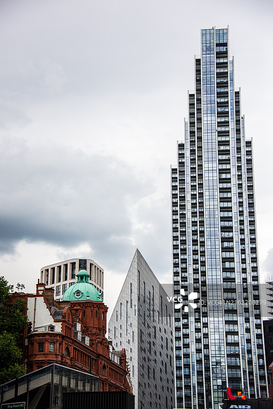 老街环岛旁的阿特拉斯大厦图片素材