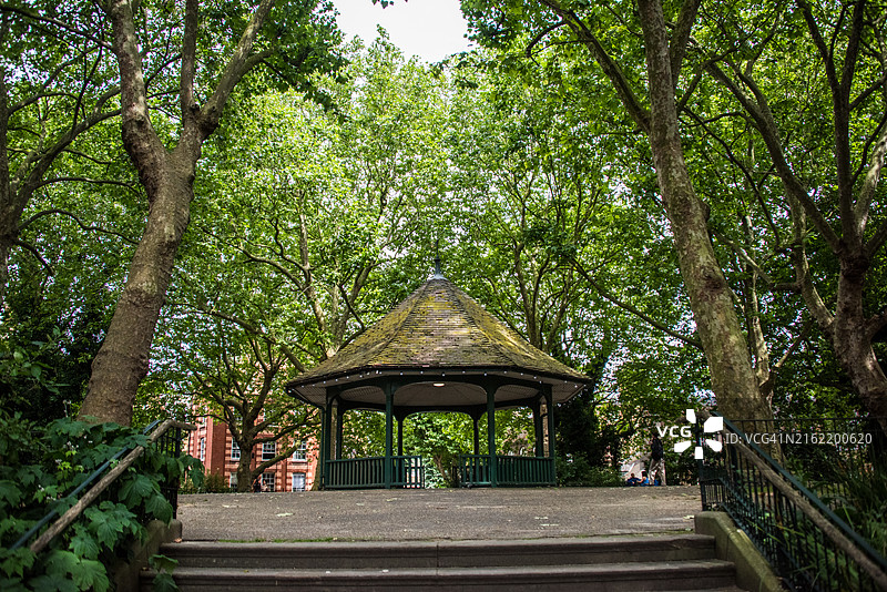 阿诺德马戏团的乐队演出台图片素材