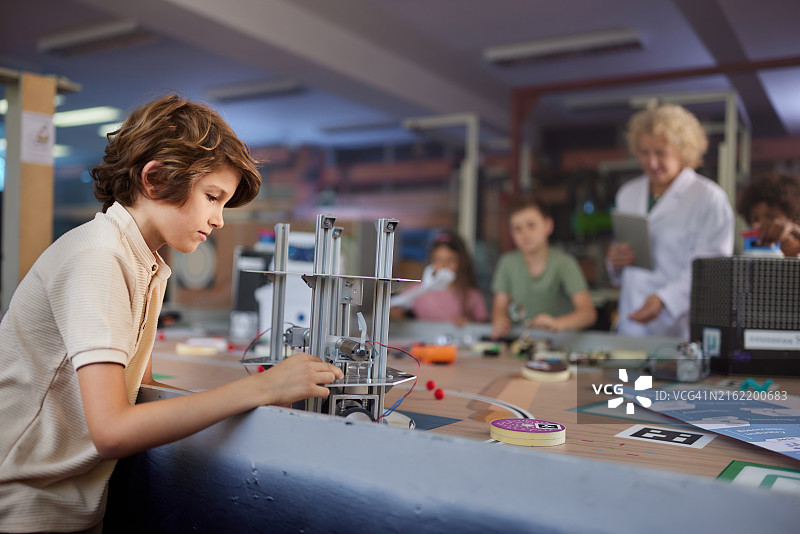 小男孩在实验室里做学校科学项目图片素材