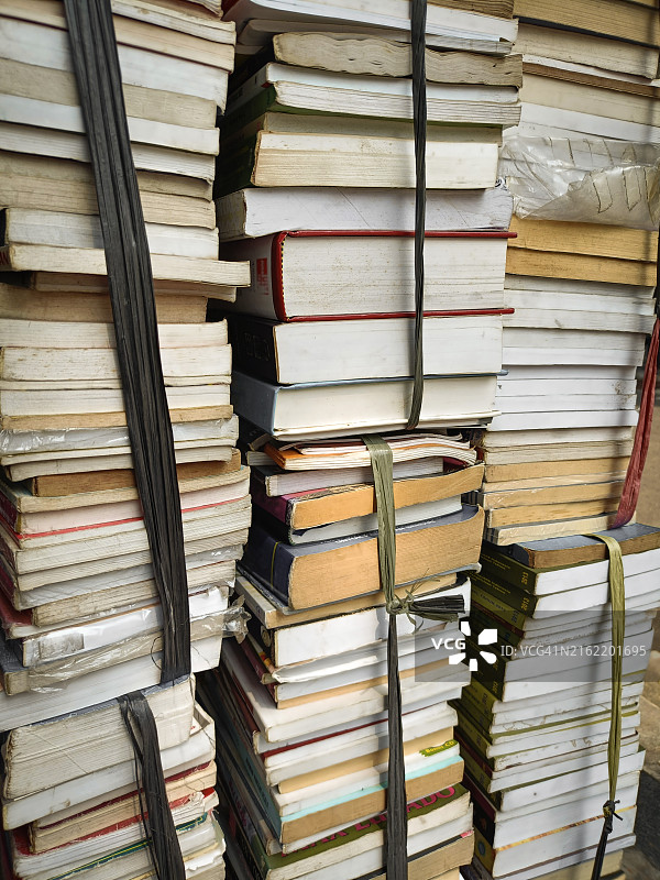 跳蚤市场上的旧书堆图片素材