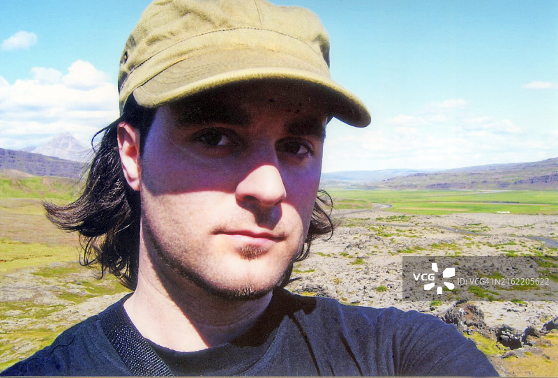 在冰岛风景前游玩的年轻意大利游客图片素材