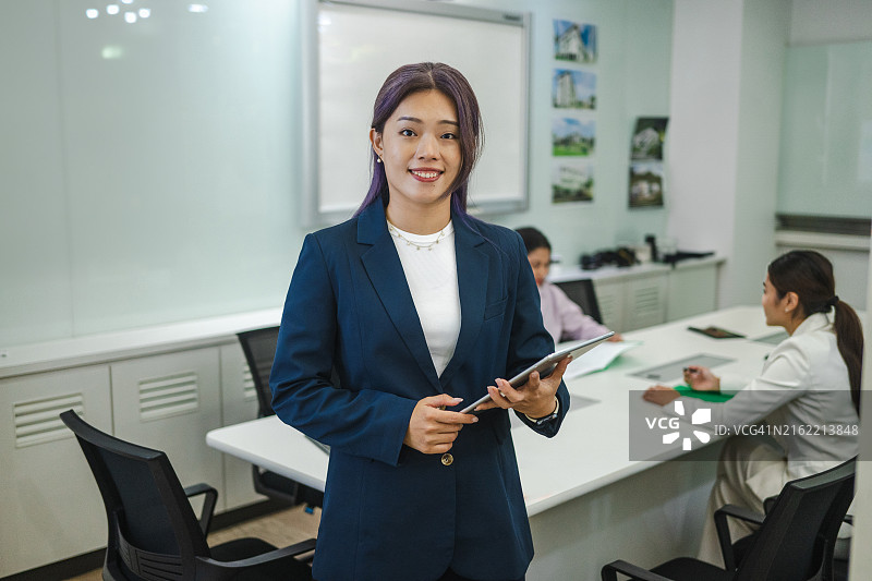 亚洲企业高管在充满活力的办公环境中展现优雅魅力图片素材