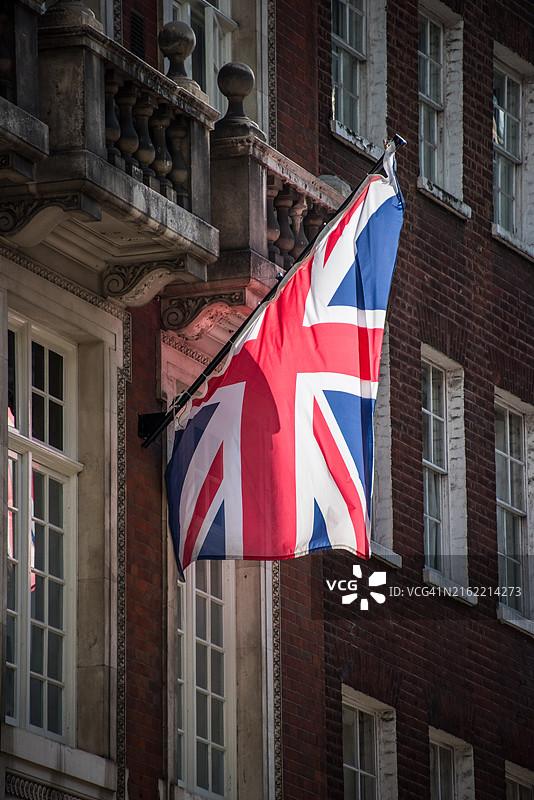伦敦市建筑上的英国国旗图片素材