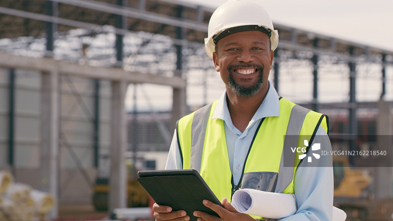 施工现场的项目管理，建筑物流或App中的男人，建筑和电子平板。工业建筑设计中的男性和工程人员的数字技术图片素材