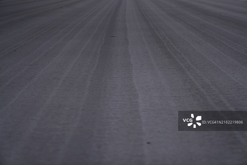 覆盖着反光路面涂层的街道图片素材