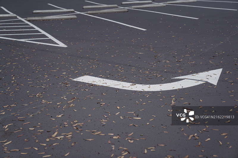 停车场里的箭头图片素材