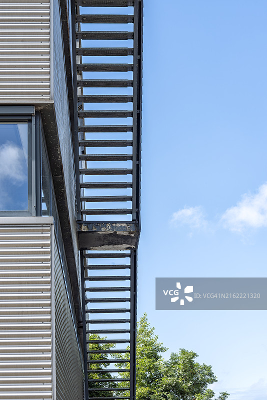 商店建筑侧面的钢制消防逃生楼梯图片素材