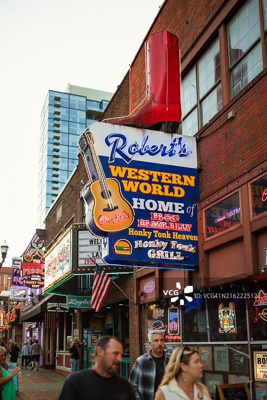 美国田纳西州纳什维尔百老汇的餐馆和商店图片素材