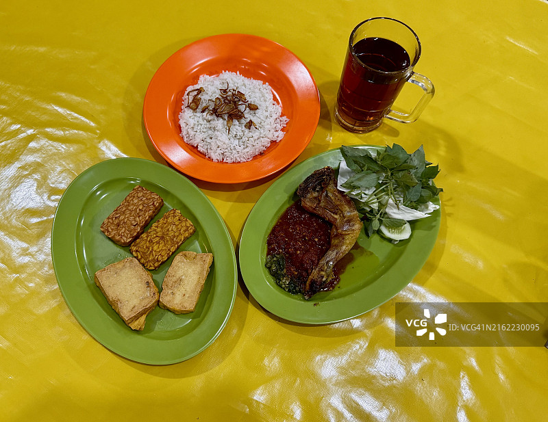 印尼街头小吃：Ayam Penyet图片素材