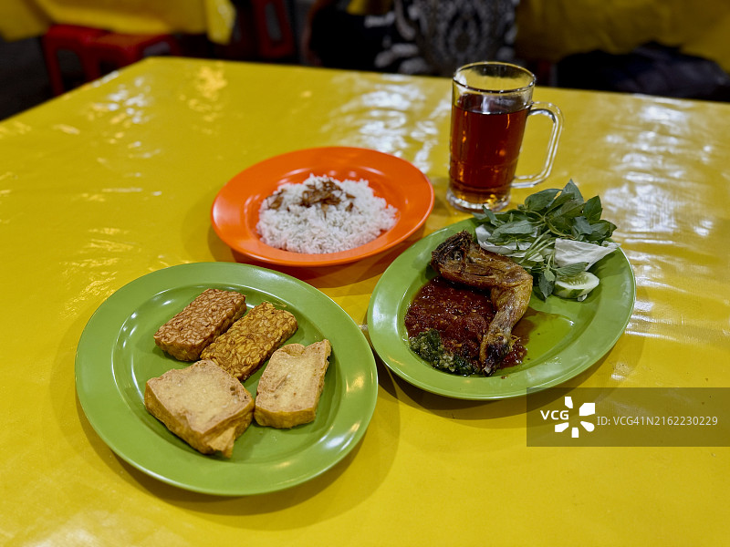 印尼街头小吃：Ayam Penyet图片素材