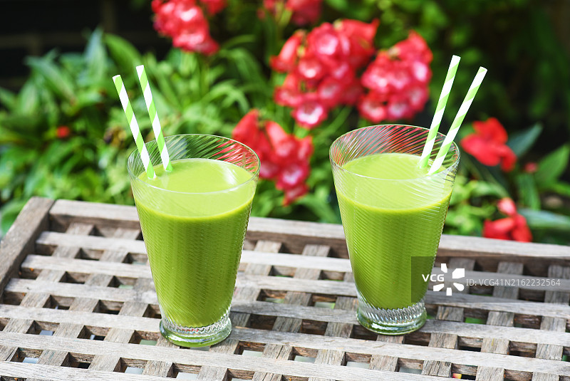 花园里的绿色饮品图片素材
