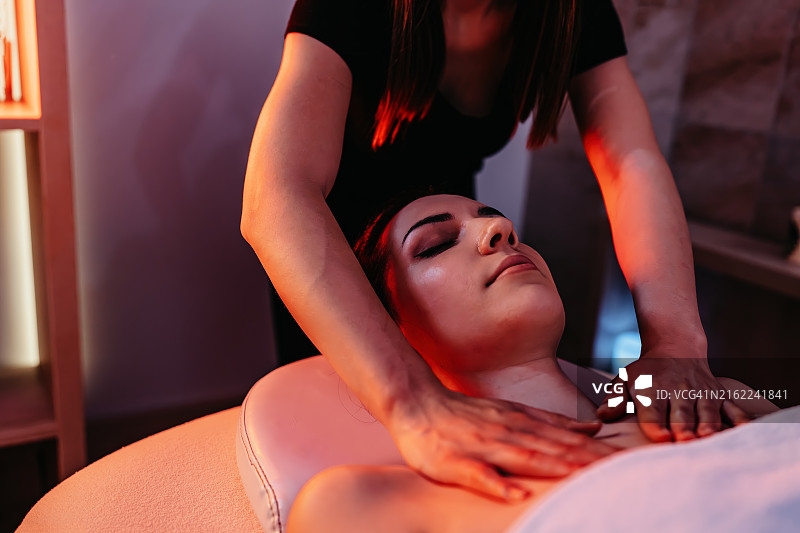 昏暗灯光下的宁静时刻图片素材