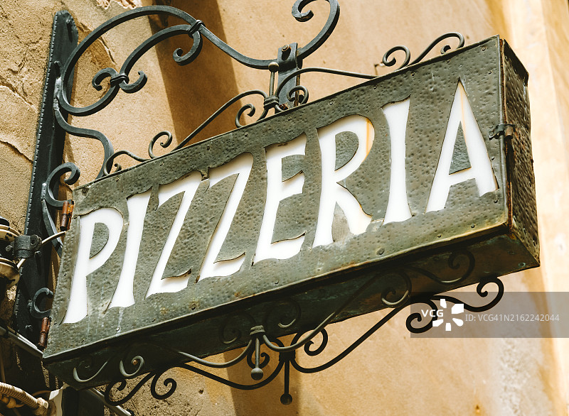 威尼斯街道上的披萨店标志图片素材