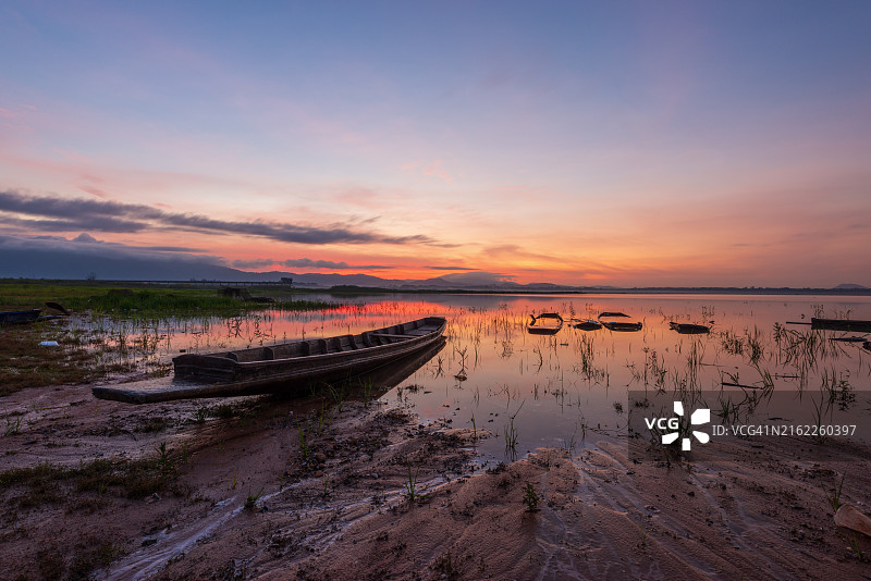 春武里府邦帕水库美丽的清晨景色图片素材