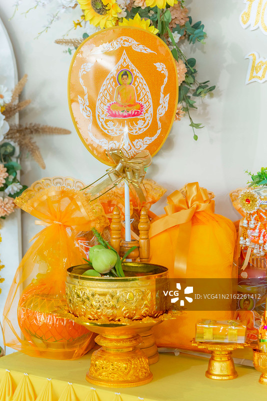 僧侣的授戒用具和戒师请求授戒许可图片素材