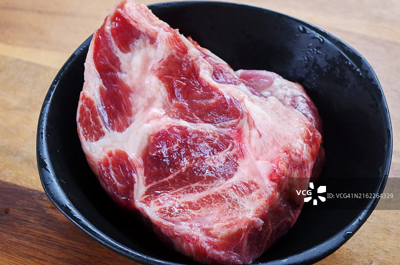 黑碗里的生猪肉图片素材