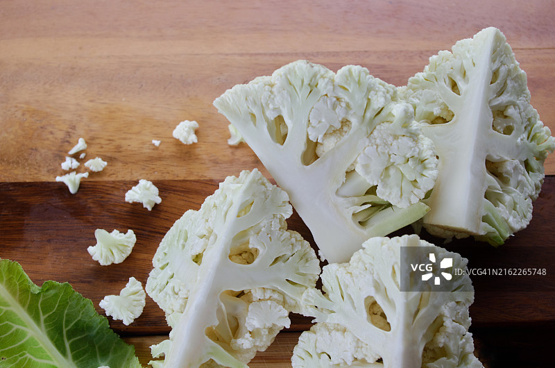 菜板上的切碎花椰菜图片素材