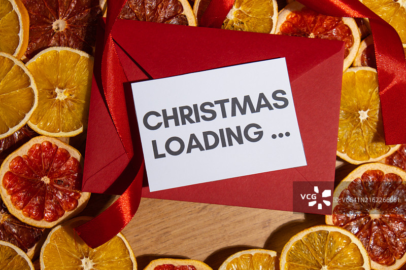 用橙子干切片制成的圣诞手工花环图片素材