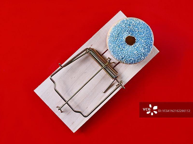 美味甜甜圈和捕鼠器俯视图，不健康的饮食理念，德国图片素材