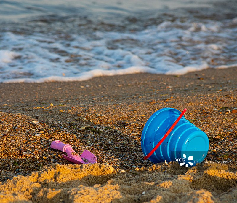 沙滩上的儿童玩具，背景是蓝天和大海图片素材