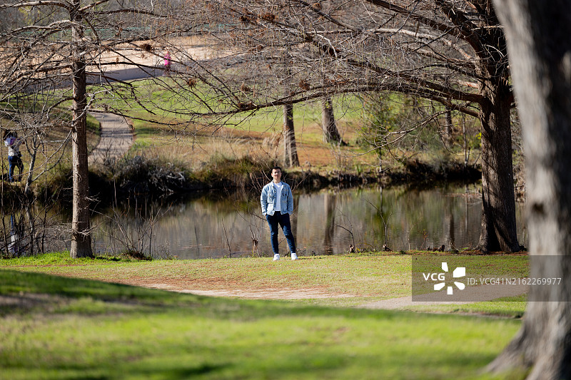 男子站在德克萨斯州奥斯汀湖边的全身照图片素材