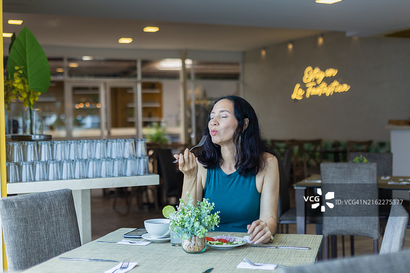 在酒店吃午饭的女人图片素材