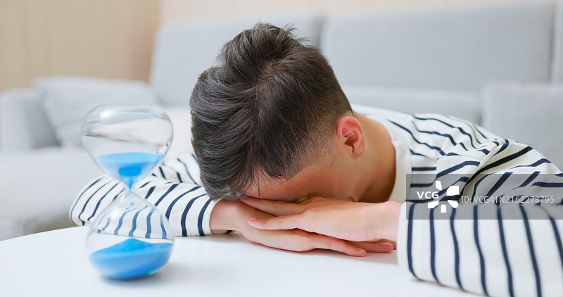 沉思的亚洲男人图片素材