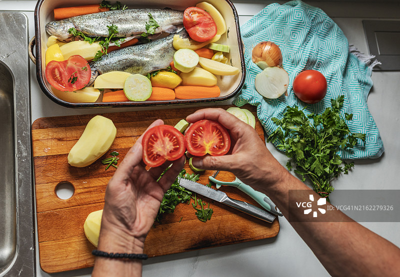 烤箱烘烤鱼图片素材