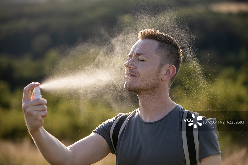 涂抹面部喷雾的人图片素材