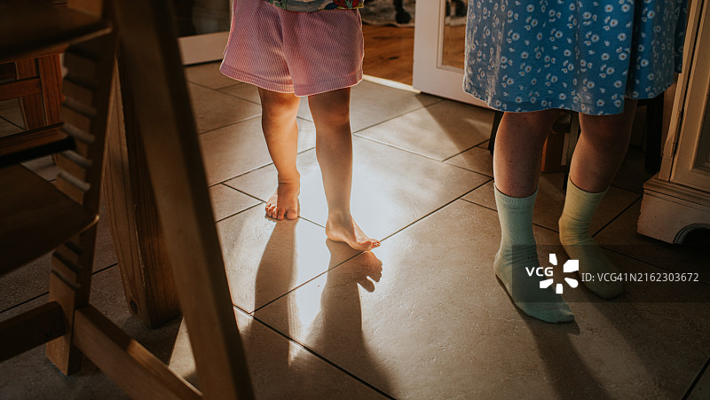 两个孩子走在瓷砖地面上图片素材