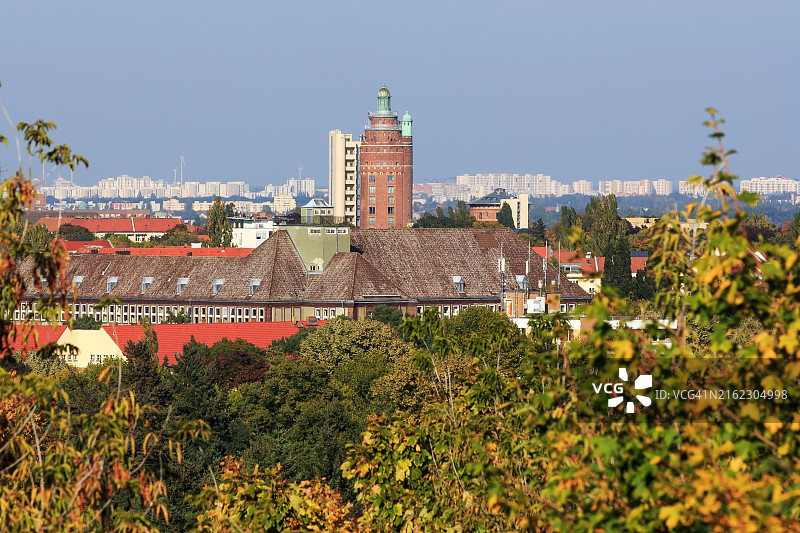 柏林城市天际线——历史水塔与“马尔基舍区”住宅区背景图片素材