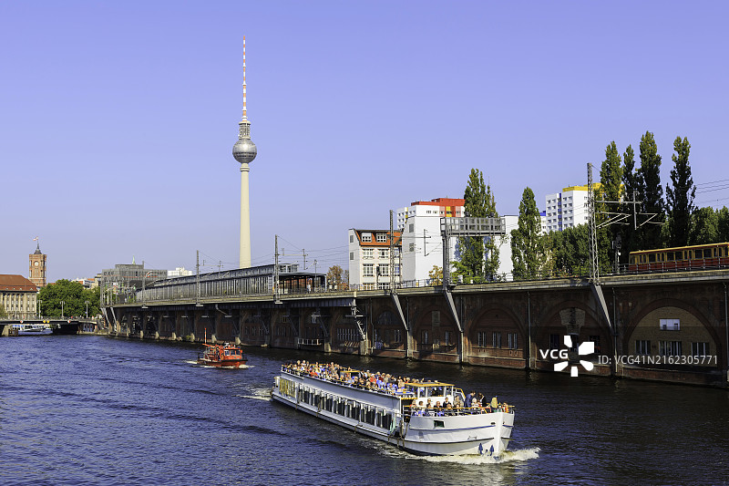 施普雷河上的游船、游客、柏林电视塔和亚诺维茨桥火车站图片素材