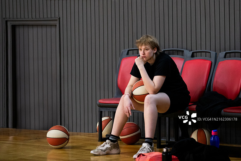 在运动长椅上的职业女子篮球运动员图片素材
