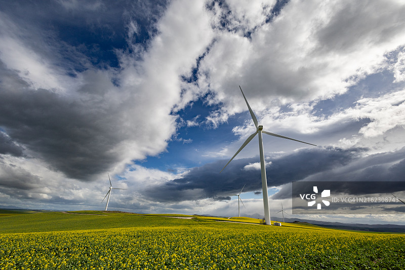 南非可再生能源设施中的风力涡轮机图片素材