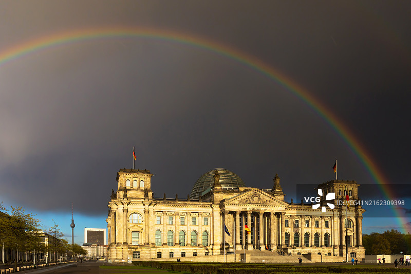 德国联邦议院和电视塔上空的彩虹图片素材