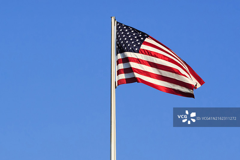 美国国旗与蓝天图片素材