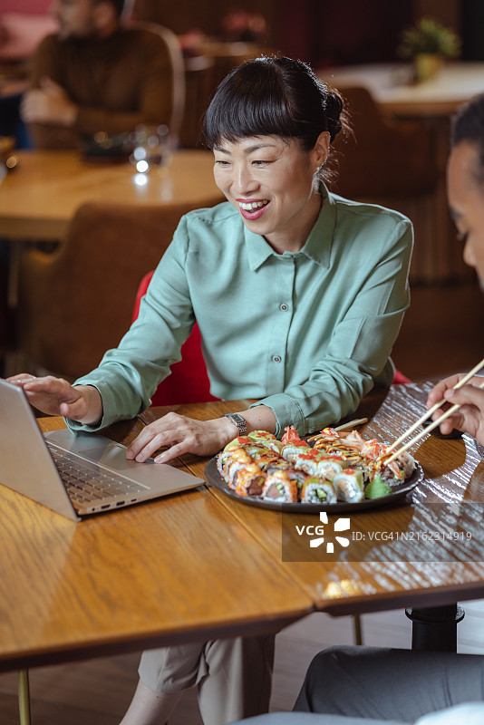 在有寿司的餐厅工作的女商人图片素材