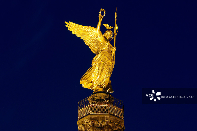 蓝色时刻柏林胜利纪念柱上的金色雕塑图片素材