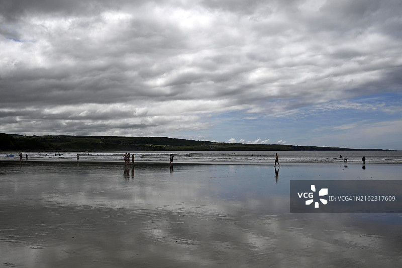 在里斯卡诺海湾拉辛奇海滩上的人群图片素材