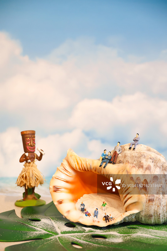 沙子贝壳里的小人图片素材