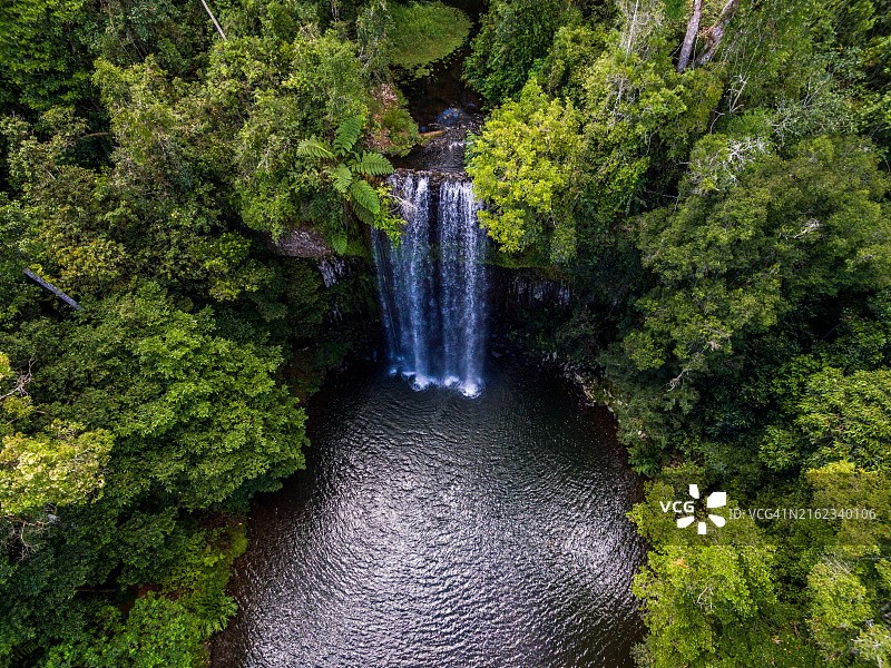 茂密雨林中米拉米拉瀑布的空中景色图片素材
