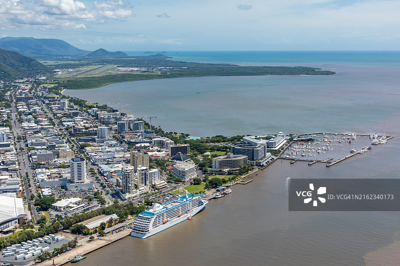 凯恩斯市和港口停靠的游轮航拍图片素材