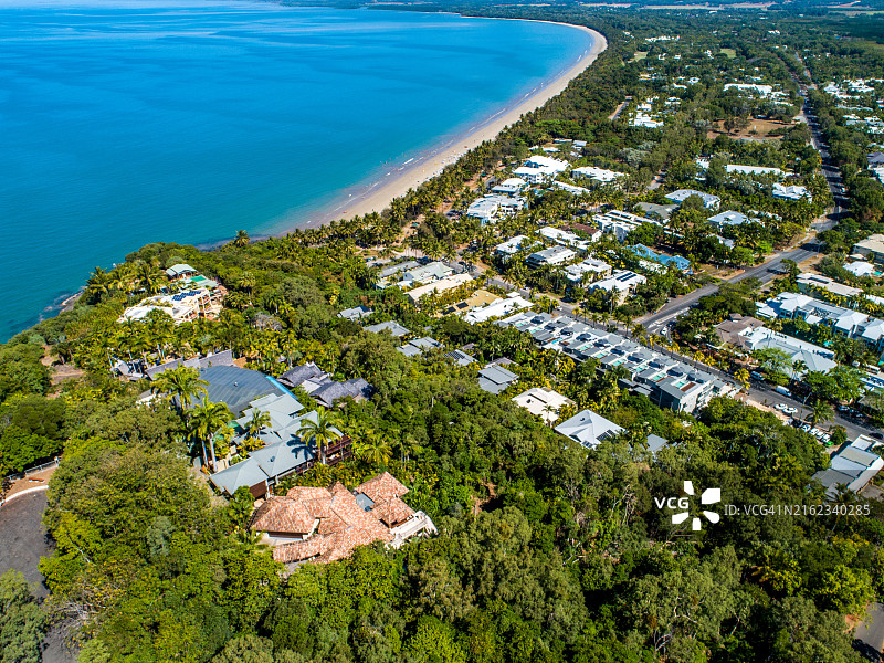 澳大利亚道格拉斯港豪华度假村住宅鸟瞰图，俯瞰茂盛的热带雨林和原始海岸图片素材
